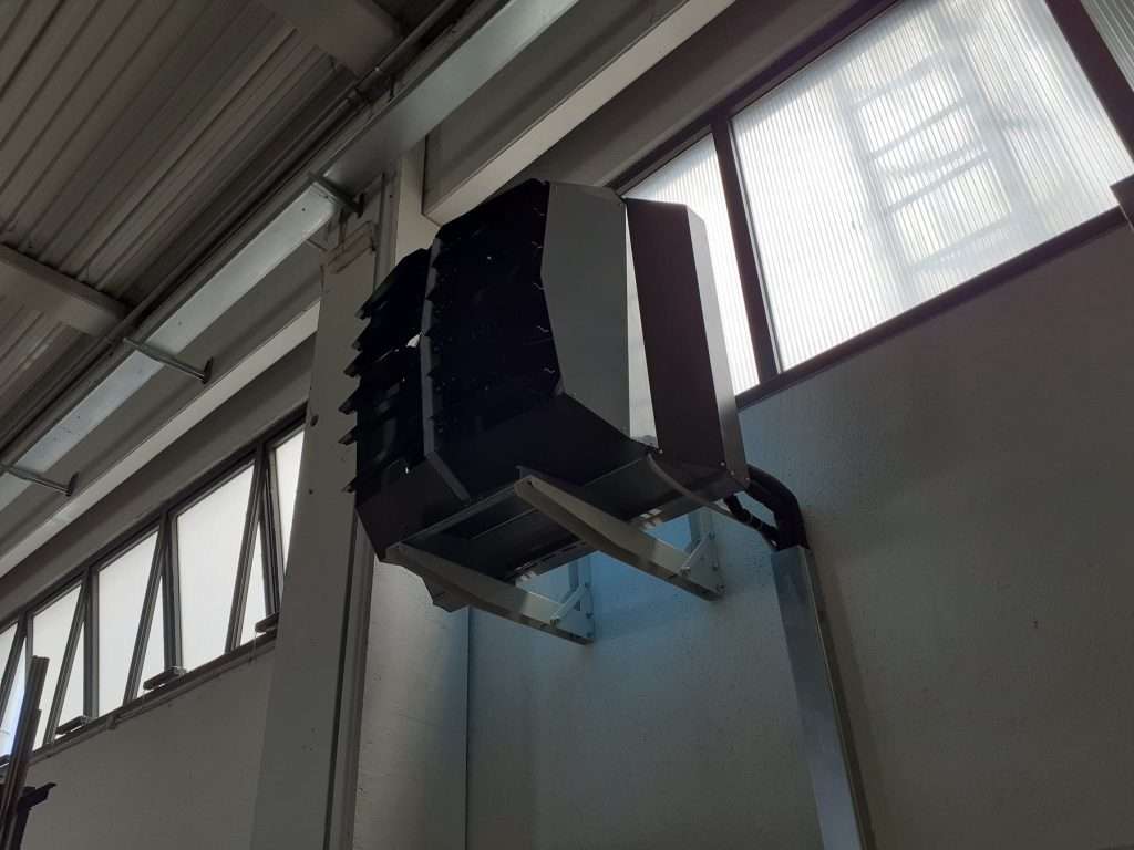 Split-Innengerät an der Wand: Es bläst die warme Luft nach unten, wo gearbeitet wird