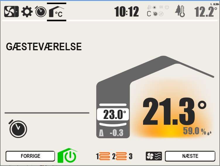 Ét rum på panelet: indstillet 23 °C, målt 21,3 °C ved 59 % luftfugtighed. Energioptimeringen trækker 0,3 °C tilbage, fordi det er koldere udenfor end normalt