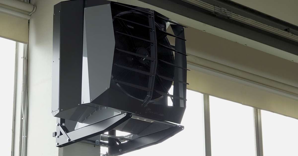 Kita Air installata in un'officina meccanica: l'unità interna sotto trave, vicino alle finestre.