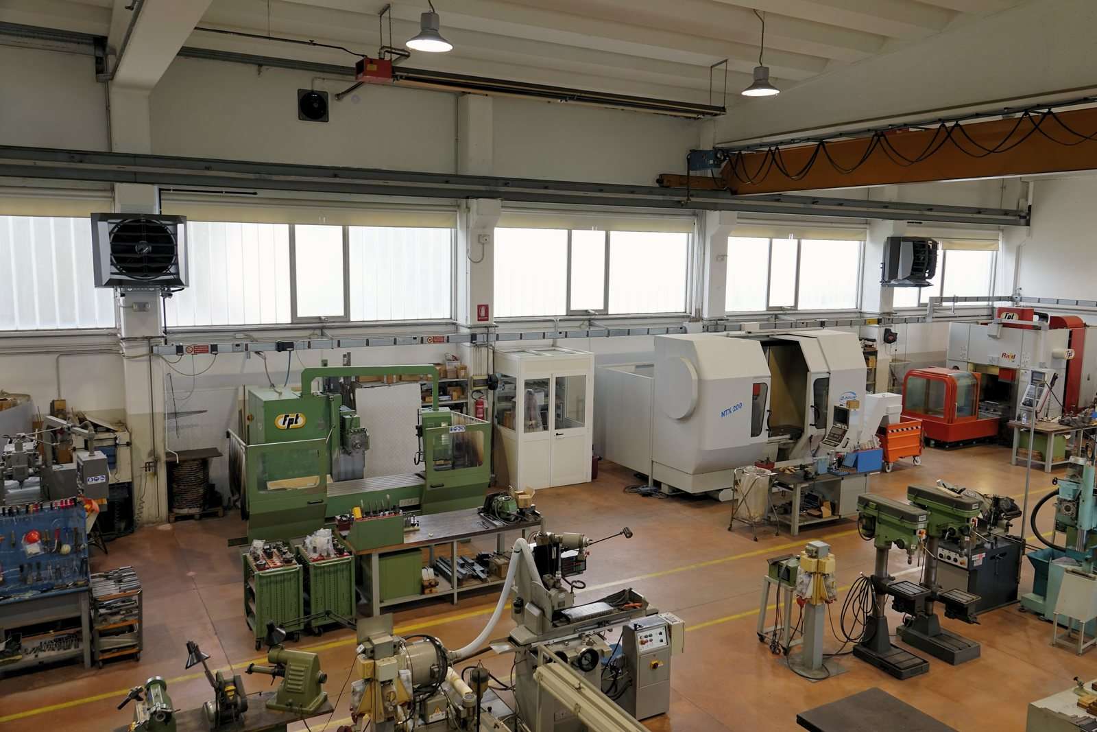 Unità interne Kita Air in alto in un'officina meccanica