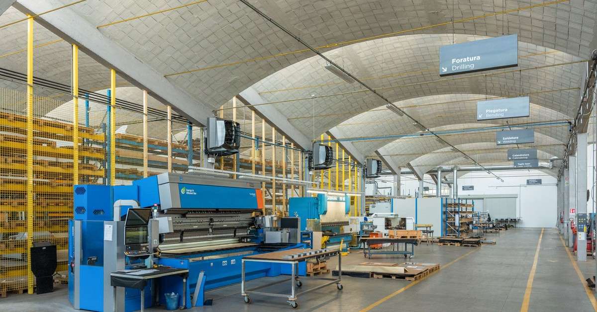 Opificio con copertura a volte: le Kita Air lavorano in alto, lontano dai macchinari.