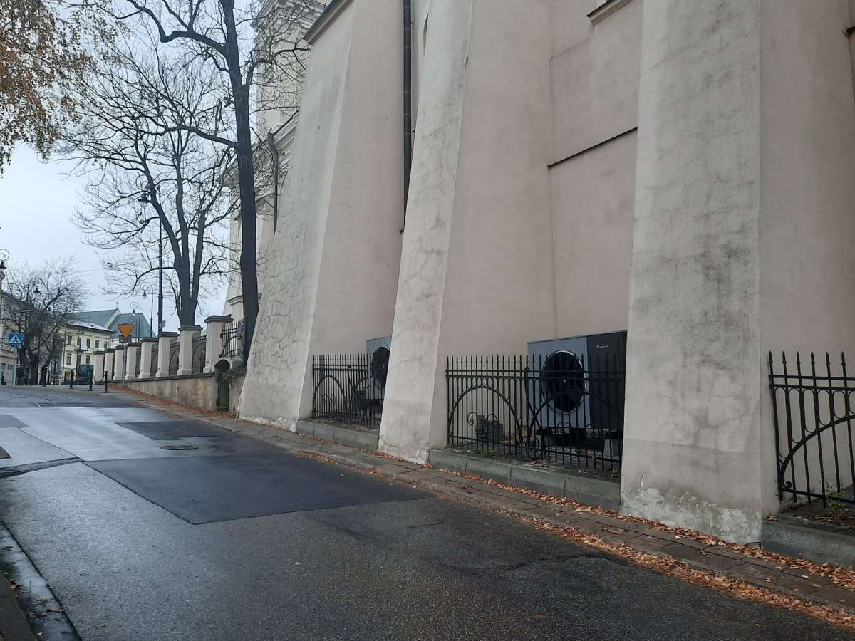 Due unità esterne Kita Air Plus lungo il muro della cattedrale di Lublino, in Polonia