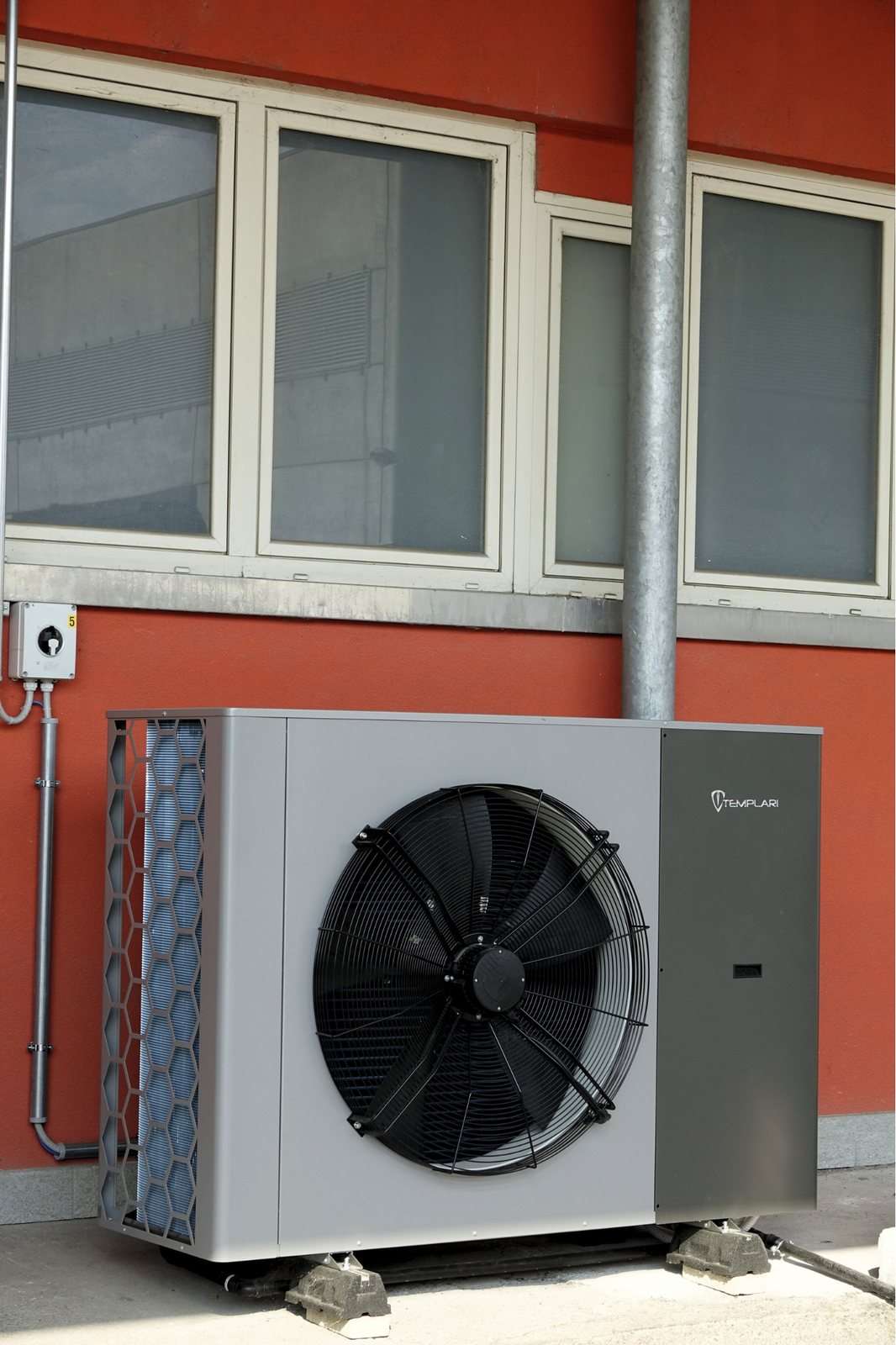 Udedel til en Kita Air varmepumpe set fra siden: lamelbatteriet