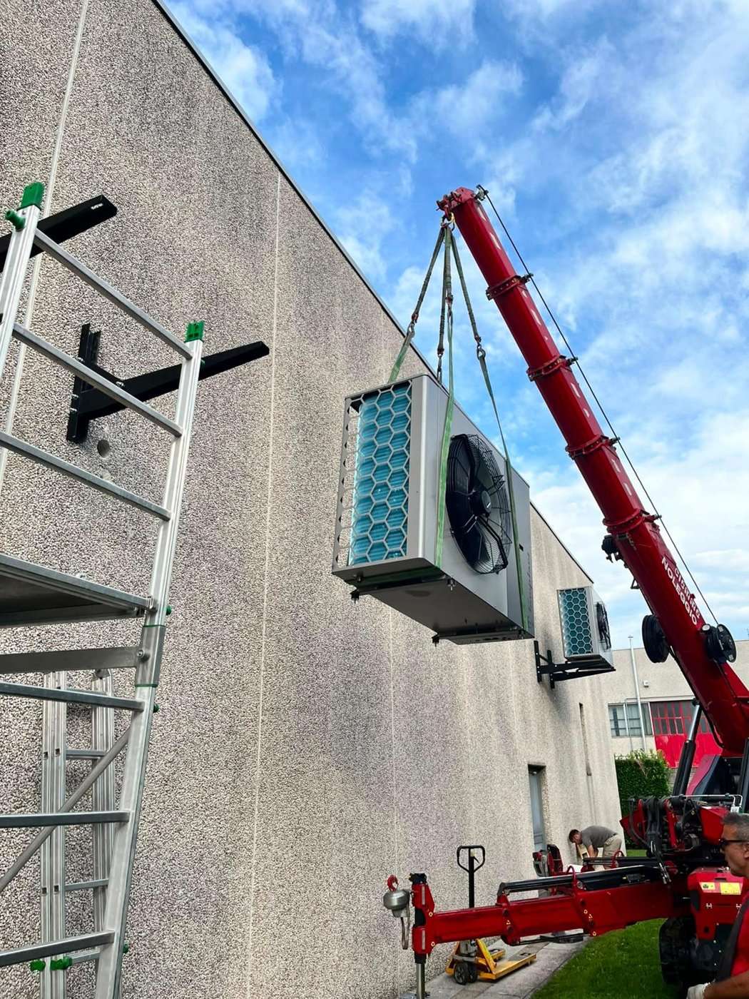 Udendørsenhed på en Kita Air varmepumpe: veksleren med 2,5 mm lamelafstand og ventilatoren på 91 cm