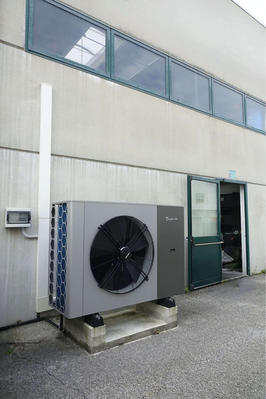 Kita Air Außengerät am Boden, neben dem Eingang der Halle