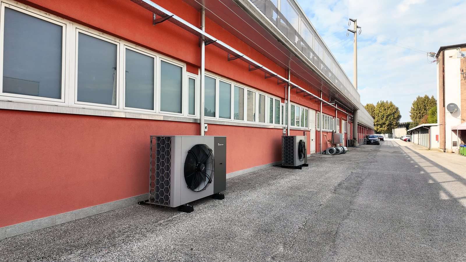 Unità esterne Kita Air lungo la facciata di un capannone