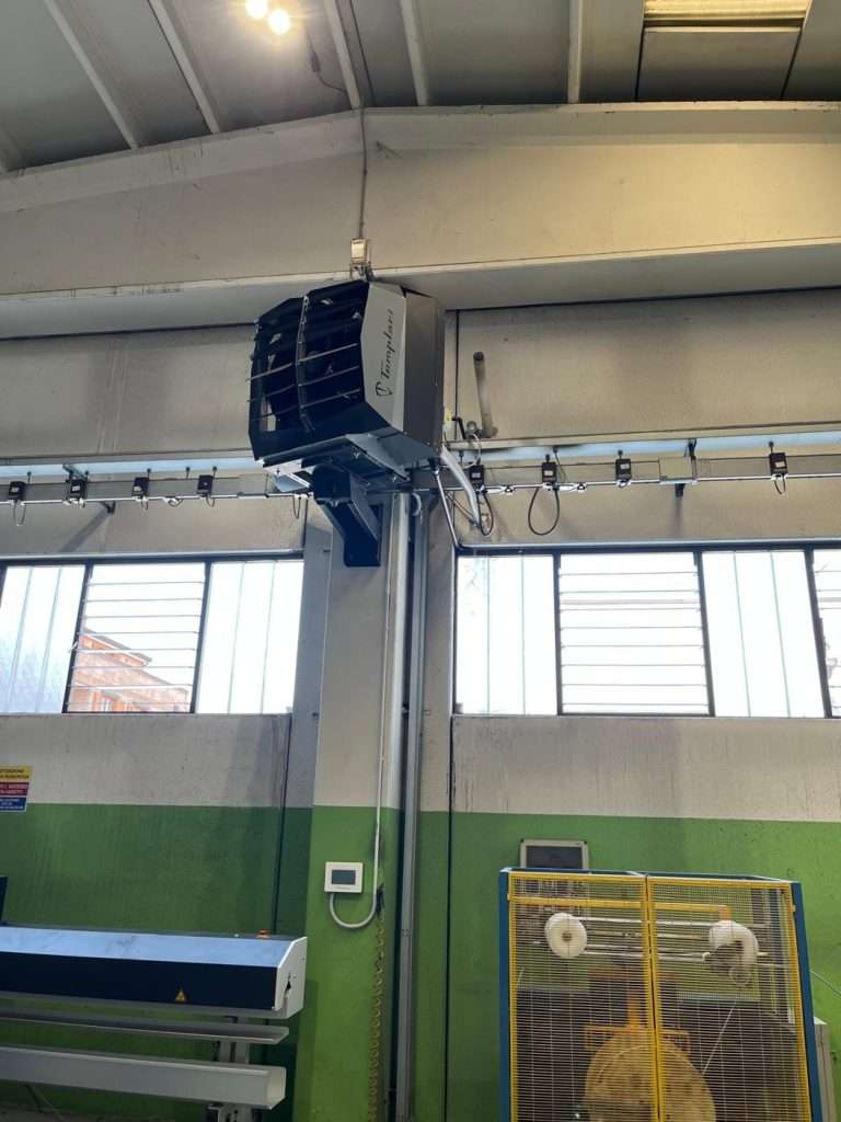 Kita Air Inneneinheit hoch an der Wand einer Industriehalle befestigt