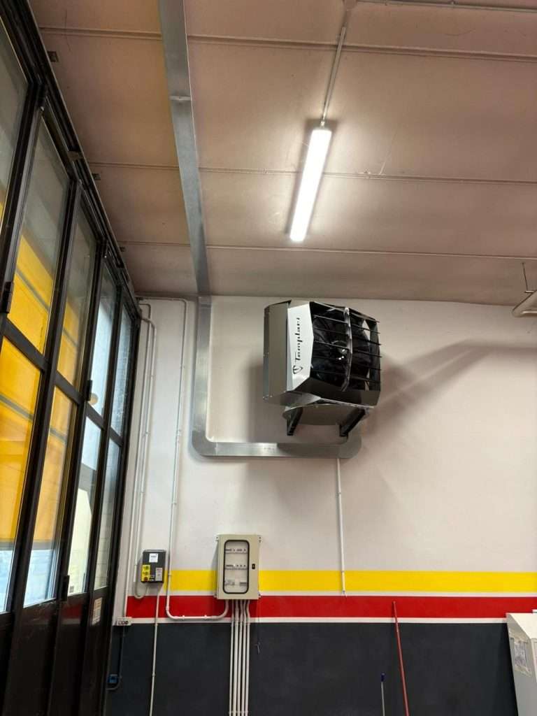 Kita Air Inneneinheit an der Wand in einer Industriehalle