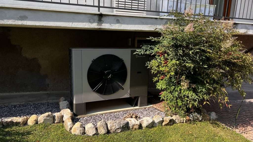 Kita Mi varmepumpe installeret under en terrasse i Quinto di Treviso