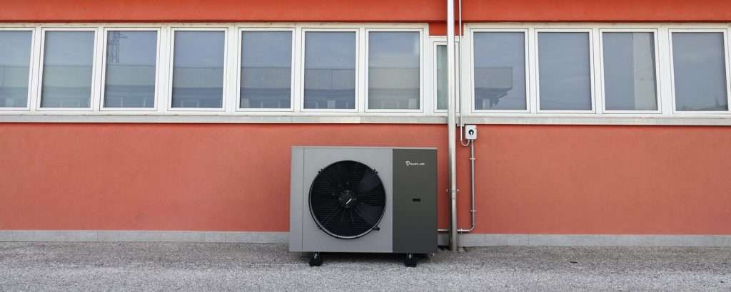 Kita Air udedel op ad væggen på en industrihal