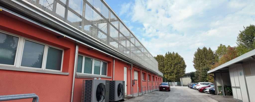 Kita Air udedele langs facaden på en industrihal