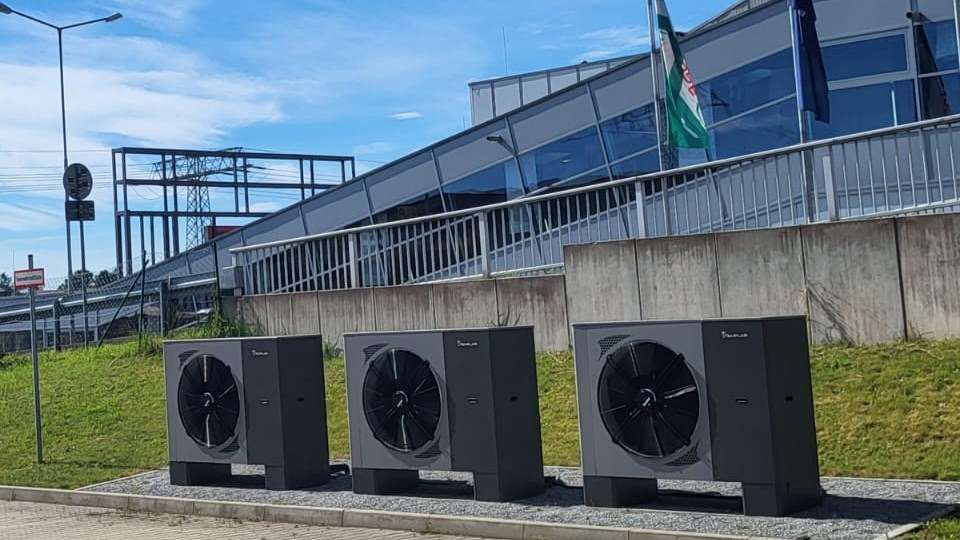 Tre Templari luft-vand varmepumper side om side, tilsluttet samme anlæg