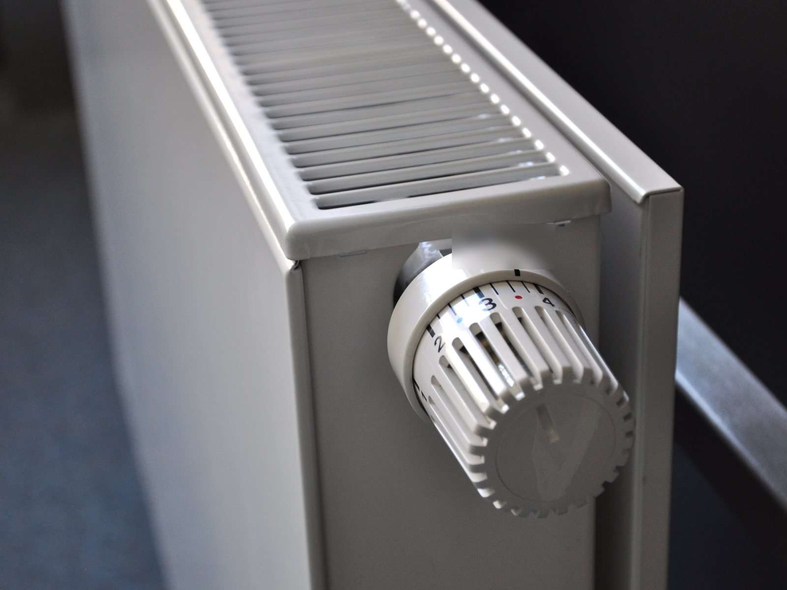 Radiatoren er vurderet med vand på 75 °C: ved 55 °C giver den cirka halvdelen. Derfor er det første, man gør, en test med kedlen
